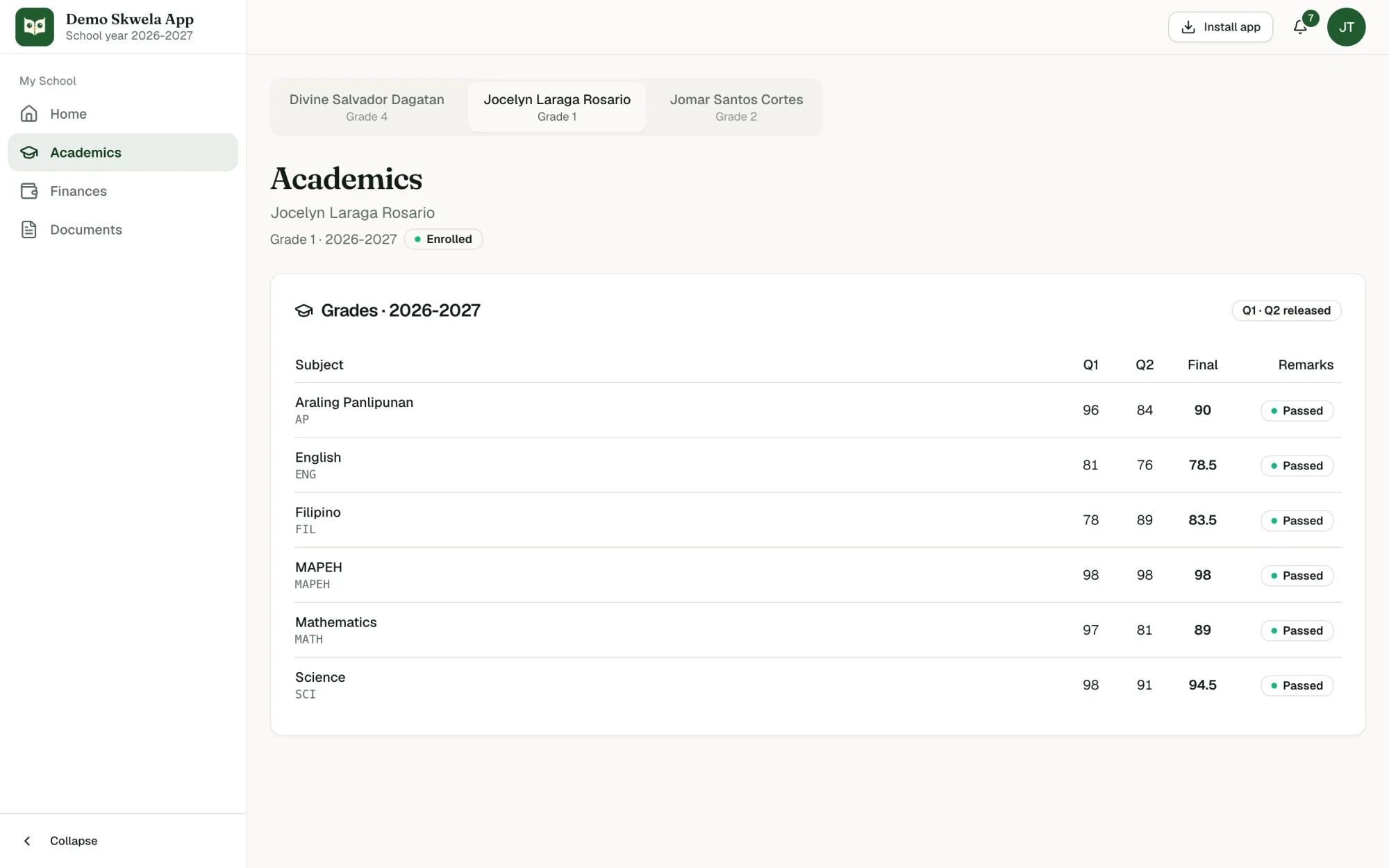 The Family Portal's Academics screen: the school year's grades per subject, with Q1, Q2, the final grade and the remark, and which quarters the school has released.